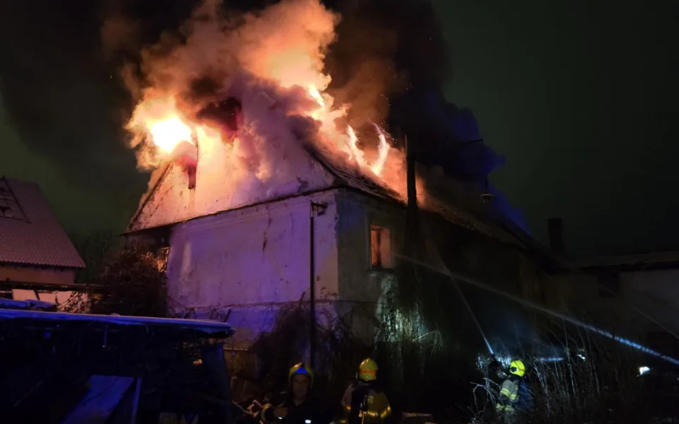 V Přední kopanině hoří dům, vyhlášen je druhý poplachový stupeň