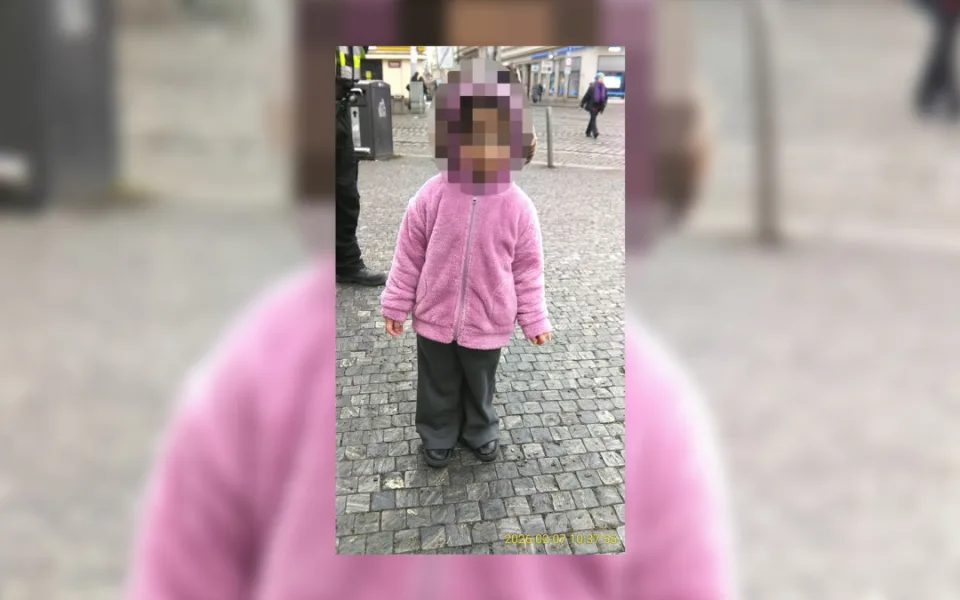 Holčička přijela na Anděl tramvají.