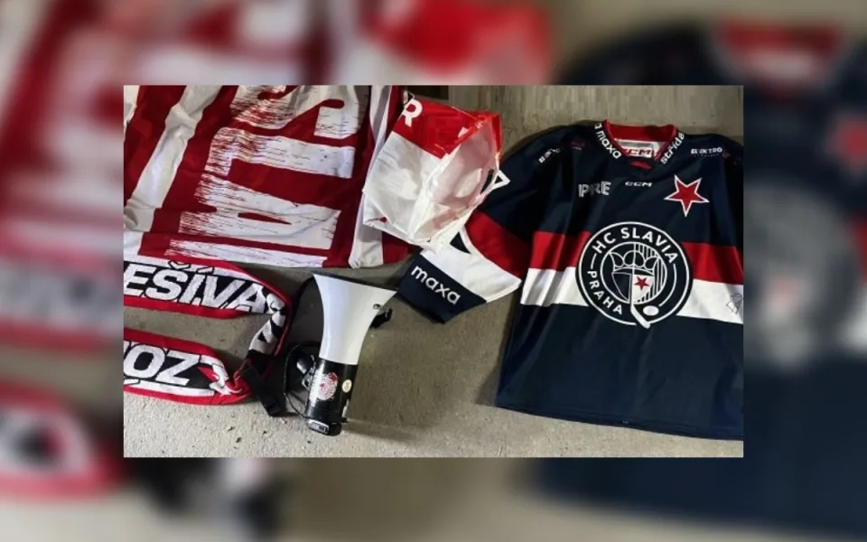 Slávisté přišli o dresy a megafon.