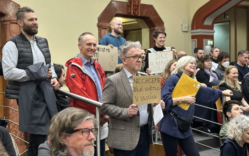 Na jednání zastupitelstva přišli lidé, kteří jsou proti výměně sodíkových výbojek za studenější LED svítidla.