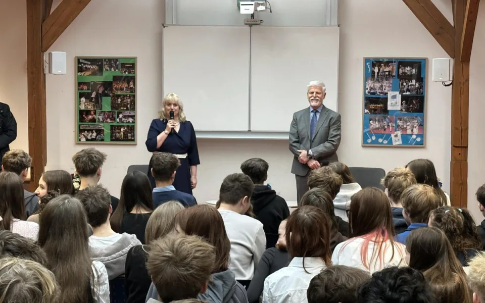 Prezident Pavel zahájil návštěvu Prahy debatou s dětmi