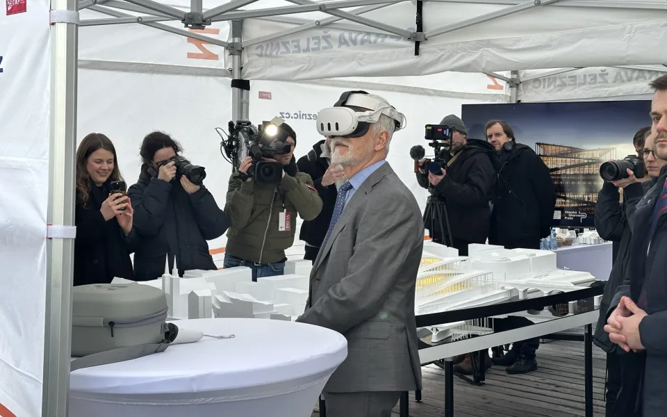 Prezident Pavel si vyzkoušel virtuální realitu.