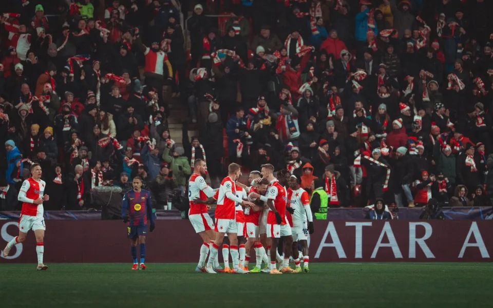 Slavia dostala za chování fanoušků při zápase s Barcelonou milionovou pokutu