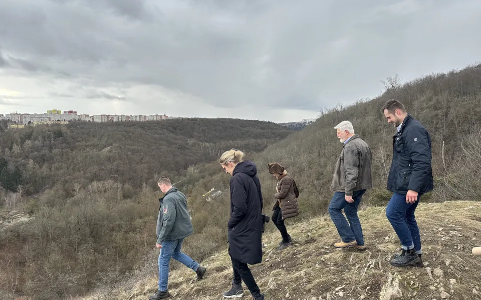 Neplánovaná odbočka i pozvánka na pivo. Šli jsme na vycházku s prezidentem