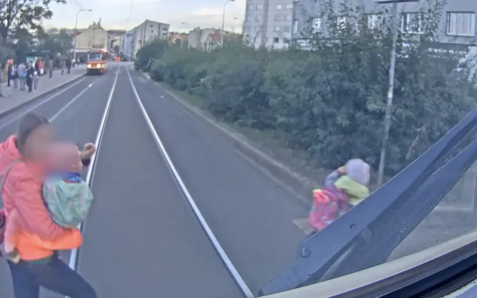 Na Palmovce matce uteklo dítě, vběhla za ním před tramvaj i s druhým v náručí.