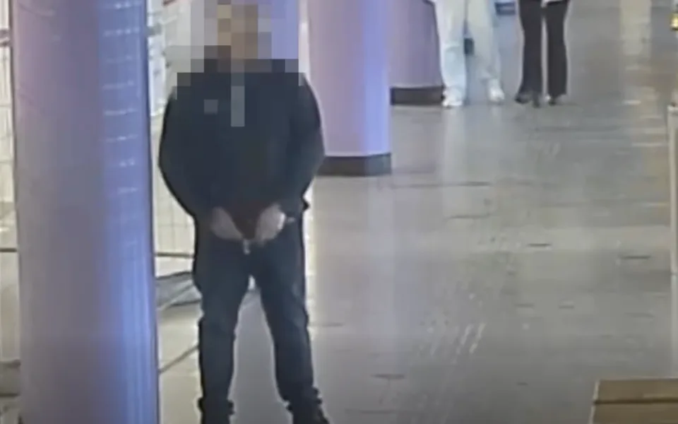 Muž se vymočil přímo na nástupišti