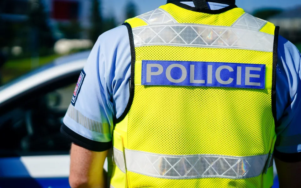 Policisté pátrali po seniorce se stařeckou demencí. Našli ji strážníci, je v pořádku
