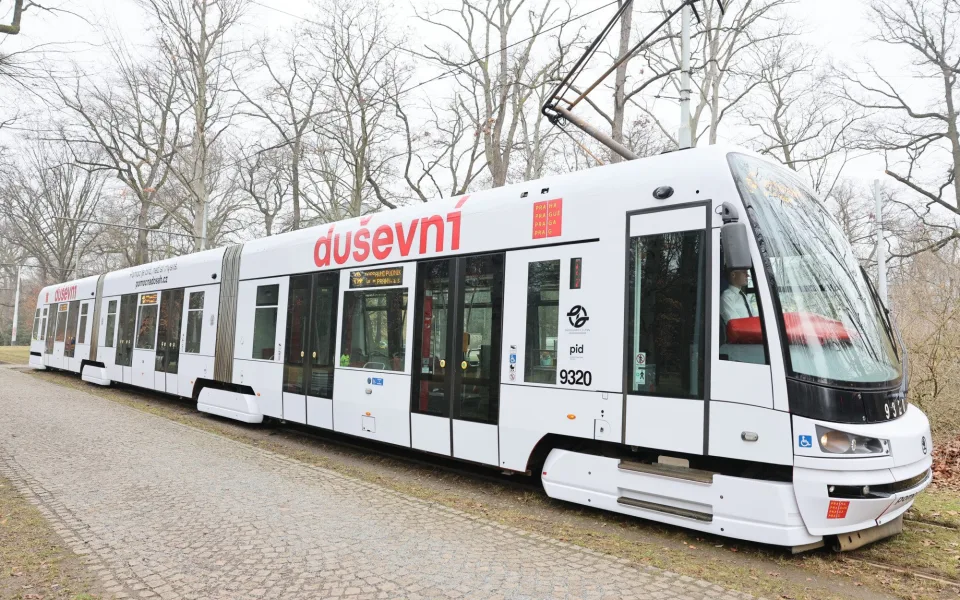 Praha vytvořila Duševní tramvaj, uvnitř jsou kontakty na psychologickou