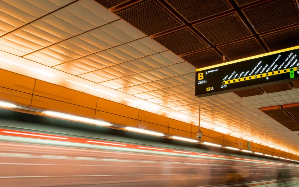Konec tápání v metru? Pražský dopravce testuje nové přehlednější tabule