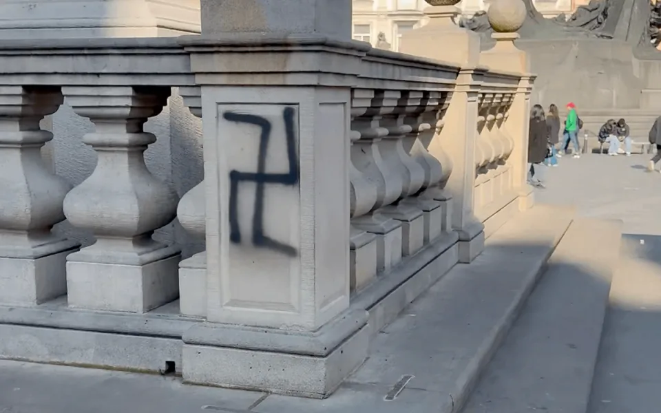Vandal řádil u Mariánského sloupu. Na památku načmáral nacistický symbol