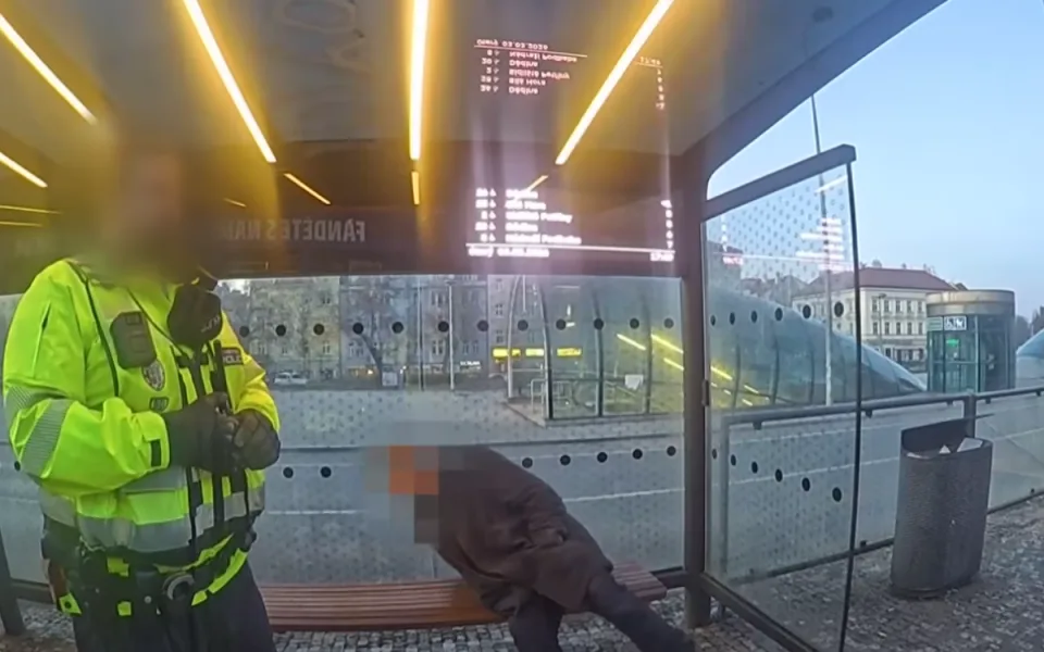 VIDEO: Chtěl se prát se strážníky a močil na zastávce. Opilý muž nadýchal 3,39 promile