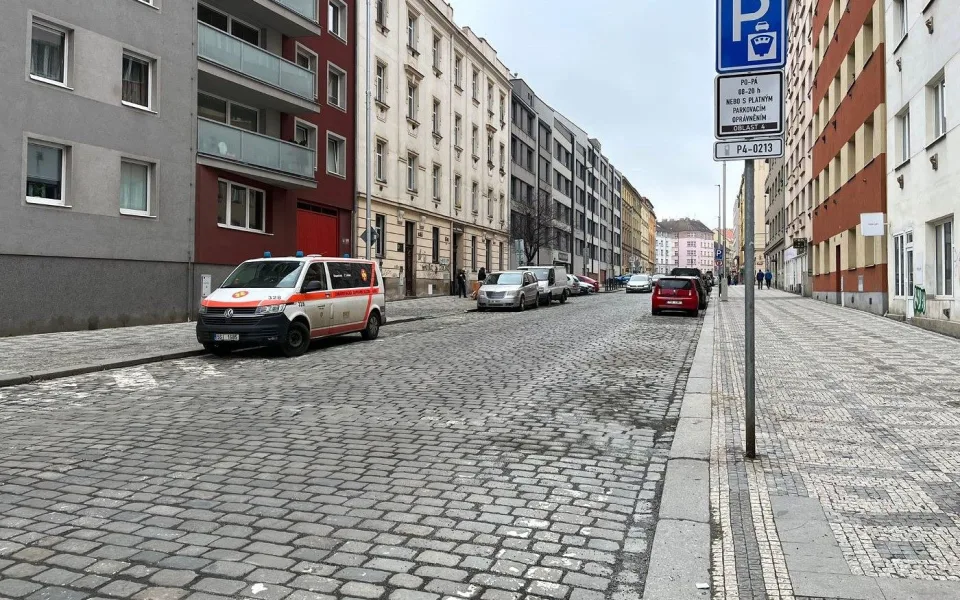 Místo dlažby tichý asfalt. Praha 4 chce zklidnit dopravu v Nuslích