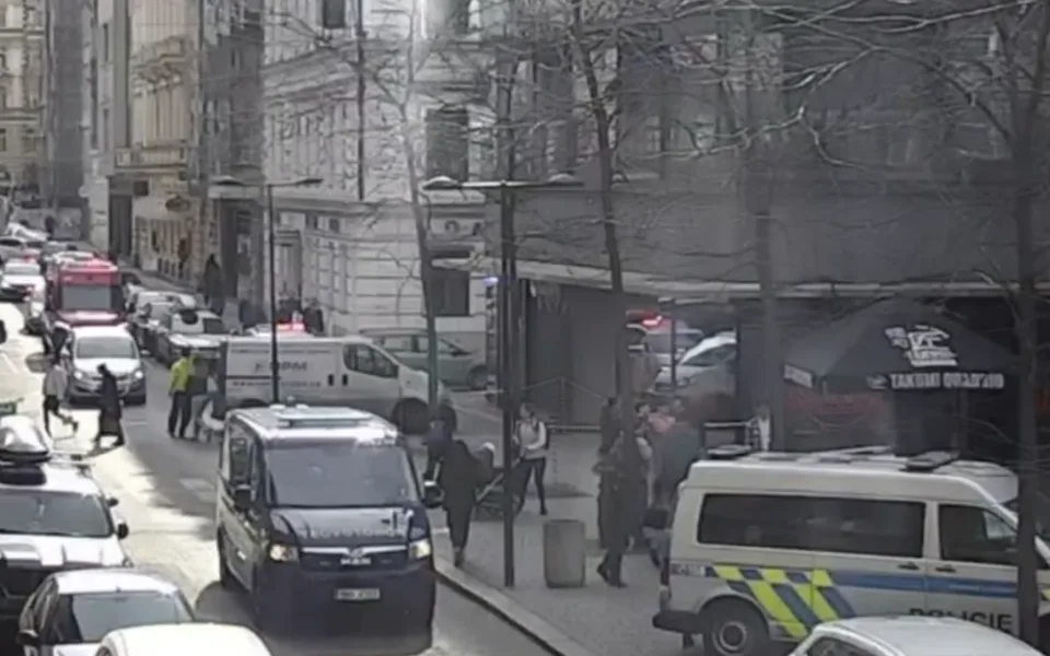 V rekonstruované budově v centru Prahy je cítit plyn, zasahují hasiči i policie