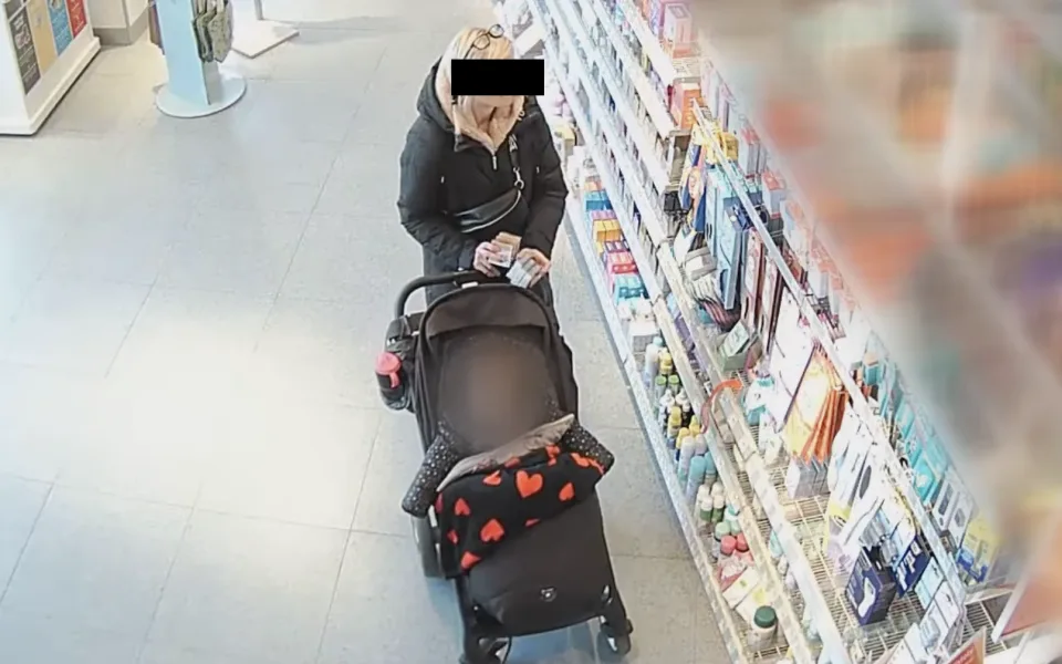 Žena kradla v drogerii ve velkém. Do kočárku nastrkala desítky kondomů