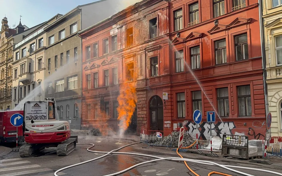 VIDEO: V ulici na Letné hoří plyn, lidé se museli evakuovat