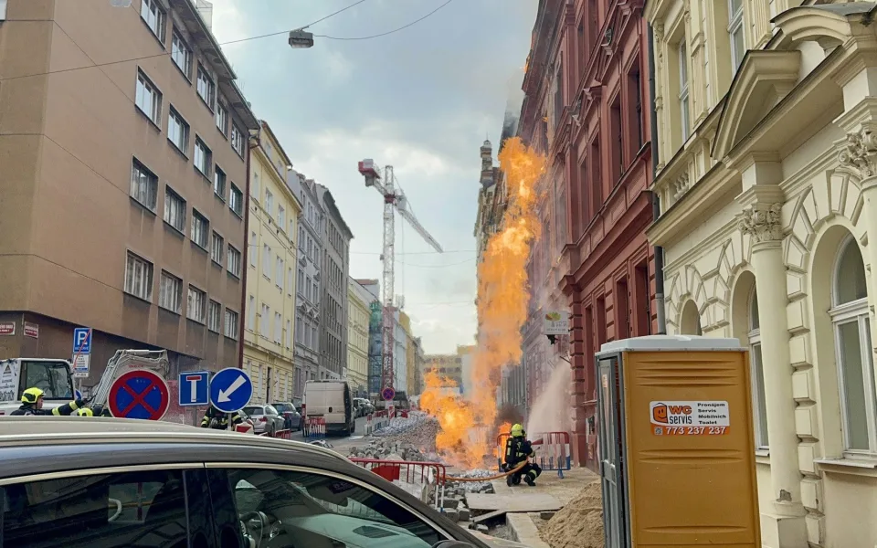 FOTO, VIDEO: Vysoké plameny, trable s vodou. Hasiči popsali zásah u požáru plynu na Letné