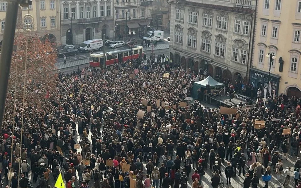 Studenti se sešli na Malostranském náměstí.