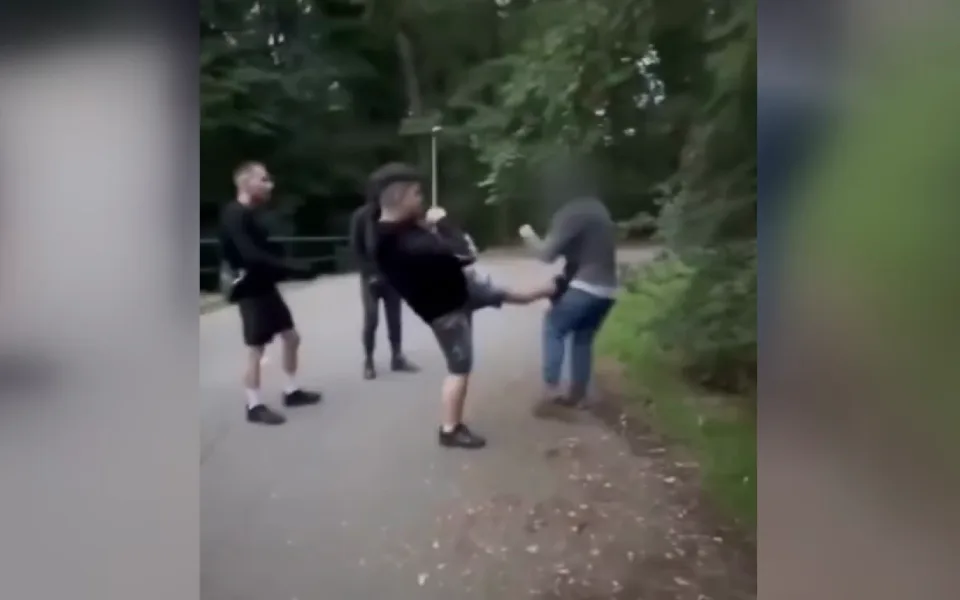 VIDEO: Mladíci napadli muže v pražském parku. Útok si natáčeli