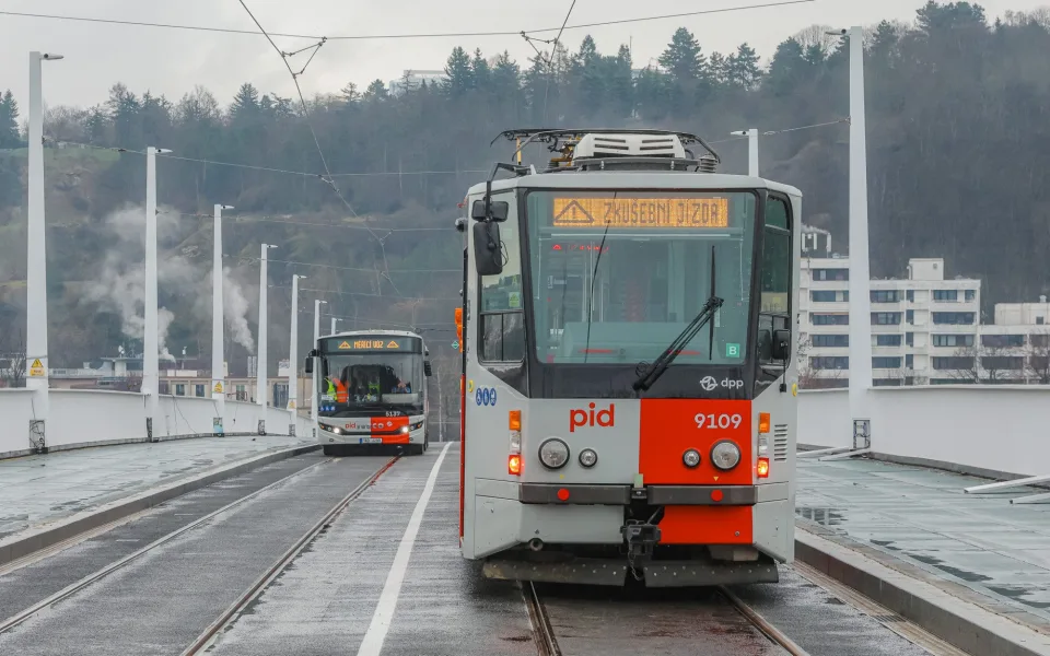 VIDEO: Dvorecký most otestovaly tramvaje a autobusy, trať prošla na výbornou