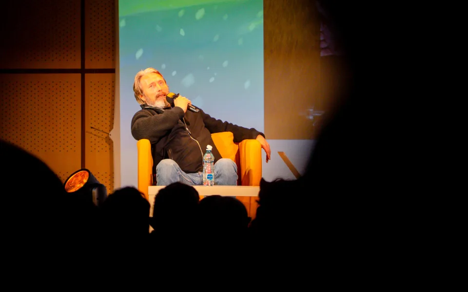 Mikkelsen dostal Braníka, Winslow beatboxoval. Comic-con přilákal tisíce lidí