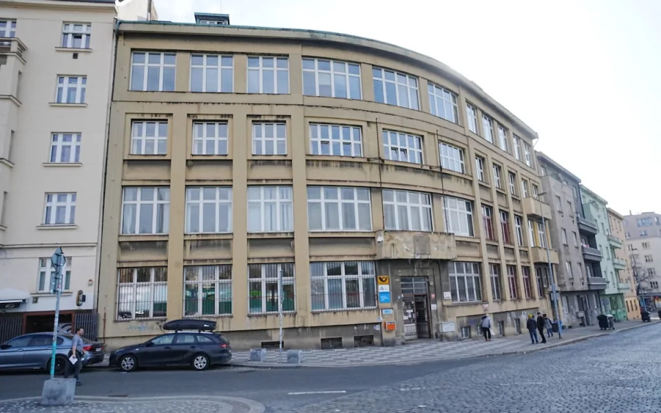 Pošta v budově zůstane.