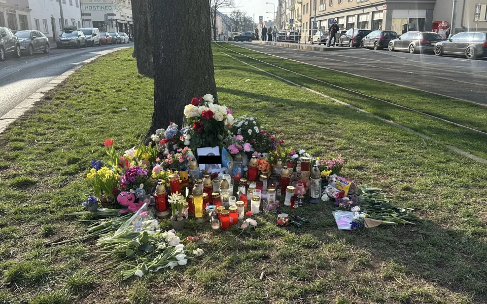 Spolužáci se loučí s dívkou sraženou tramvají. Vedení Prahy 6 posílí dopravní výchovu