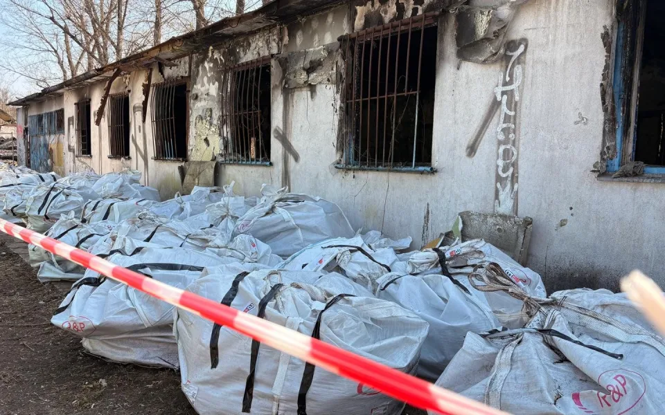 Azbest, tuny odpadků, koše jehel. Praha 4 bourá squat v Braníku, bude tu park