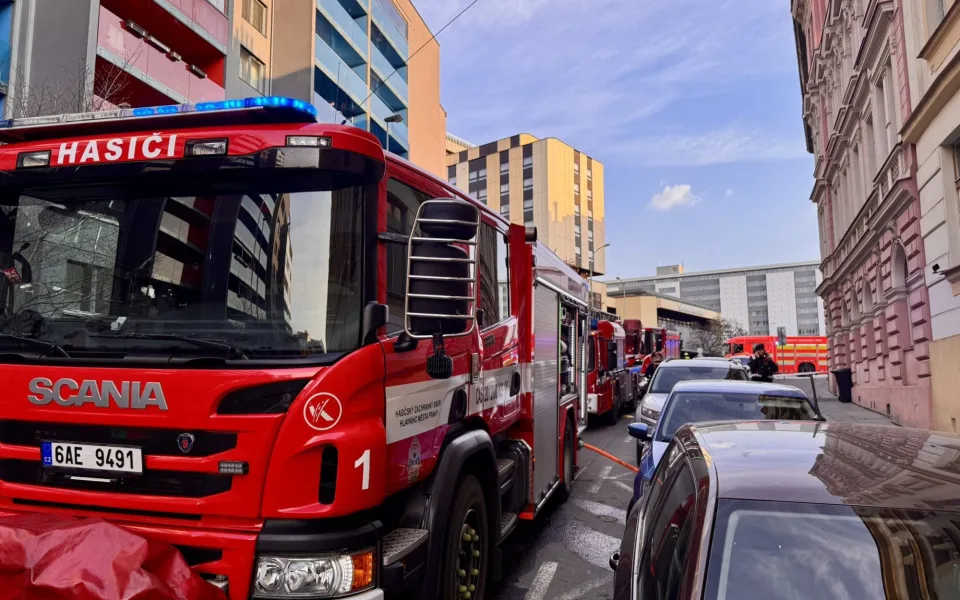 FOTO: Na Žižkově hořel byt. Osmnáctiletý mladík před plameny utekl oknem