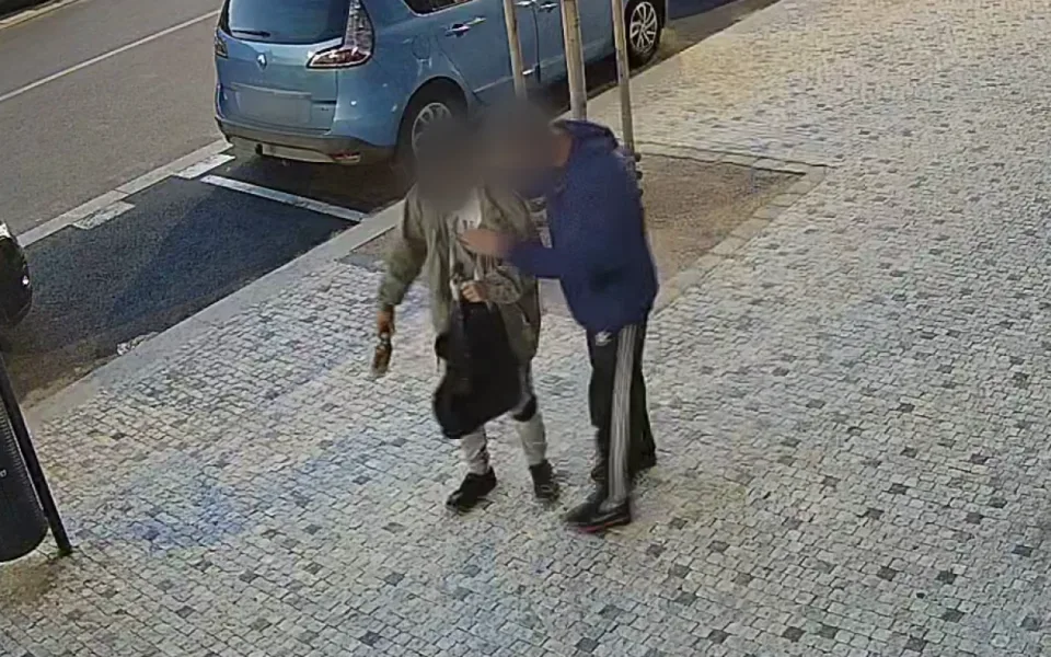 Útočník znásilnil a okradl muže na Smíchově.