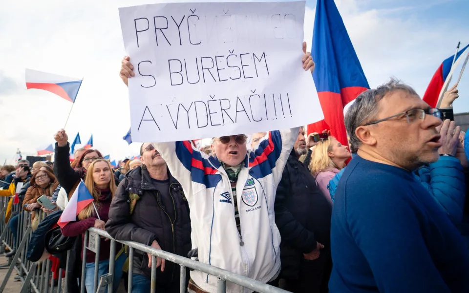 FOTO: Pryč s Burešem a vyděrači. Podívejte se, jak probíhala demonstrace na Letné