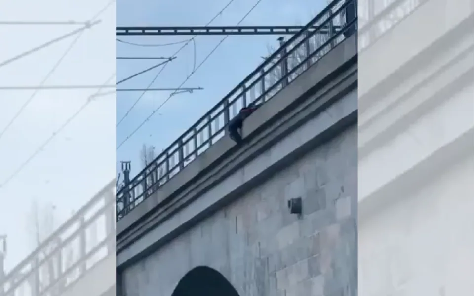 Žena na Negrelliho viaduktu hrozí sebevraždou, policie s ní již dvě hodiny vyjednává