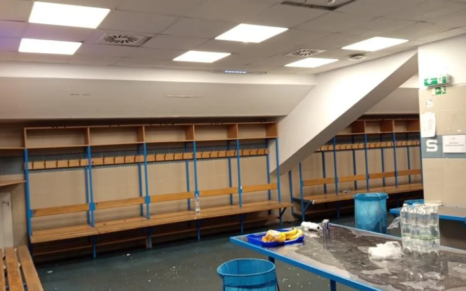 Plzeňský stadion si stěžoval na stav šatny po návštěvě Sparty. Rozbitá už byla, brání se tým