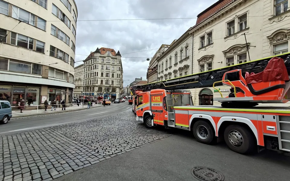 V Divadle Komedie hořela opona, hasiči zachránili pět lidí