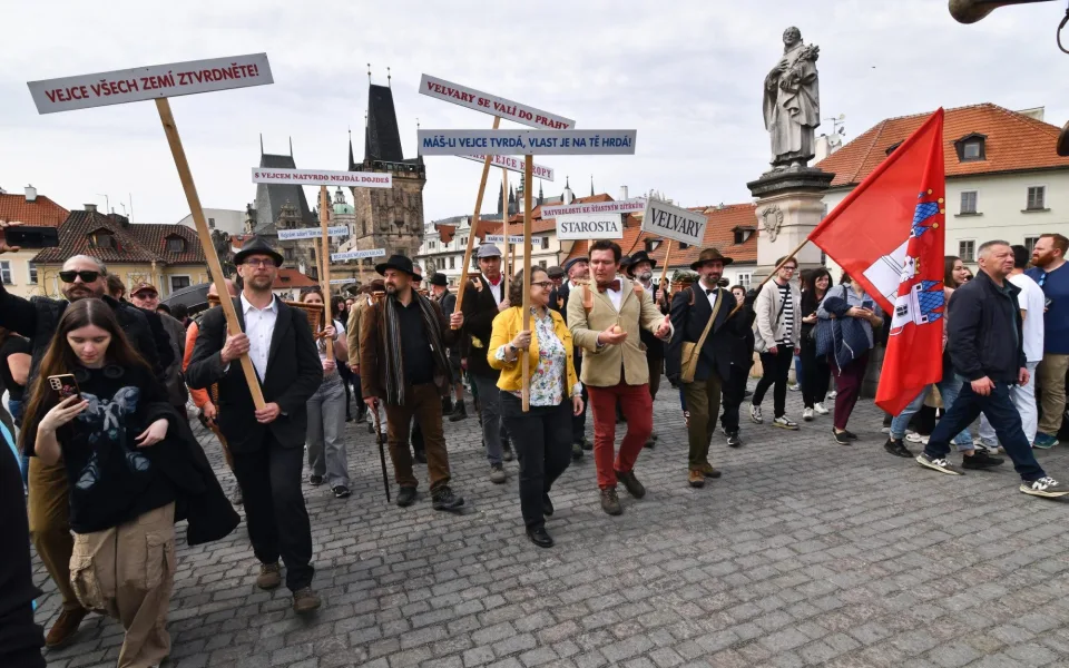 Na Karlově mostě v Praze se dnes koná desátý ročník Vajíčkobraní