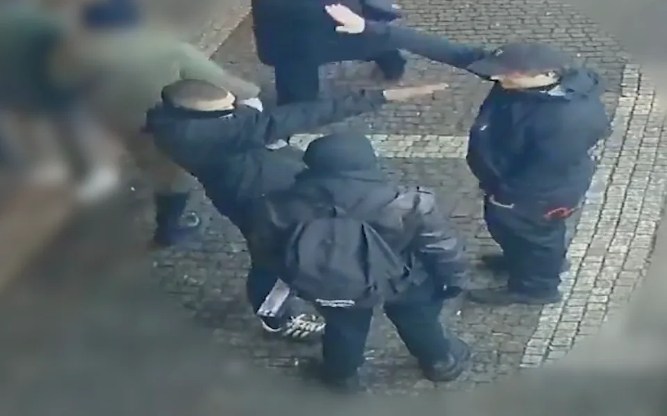 Mladíci se zdravili zdviženými pravicemi.