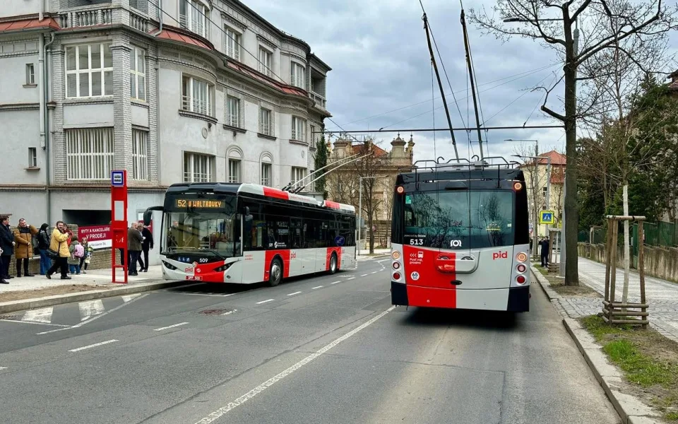 Trolejbusy na nové trati do Jinonic už v rámci zkušebního provozu vozí cestující