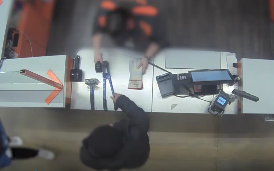 VIDEO: Gang zlodějů řádil v Praze. Dveře rozbíjel kladivem a vykrádal prodejny a auta