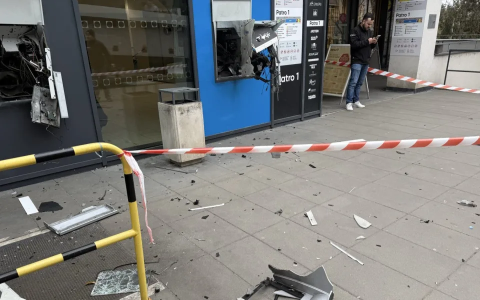 V Praze 4 zasahovali pyrotechnici. Zloději odpálili dva bankomaty a ukradli peníze