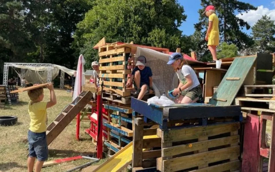 Na Vypichu se otevírá stálé dobrodružné hřiště. Děti si samy mohou postavit bunkry a domečky