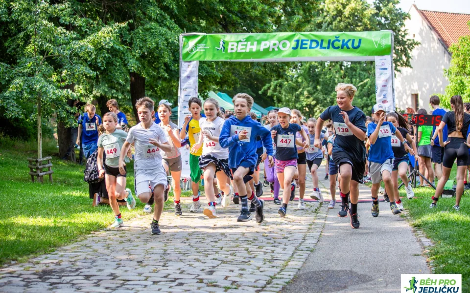 Běh pro Jedličku 2026 opět míří na Vyšehrad. Charitativní akce propojí školy, veřejnost i podporu mladých lidí s postižením