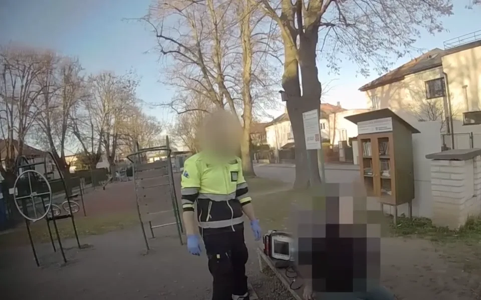 Žena si nechala zavolat záchranáře a pak se jim vysmála