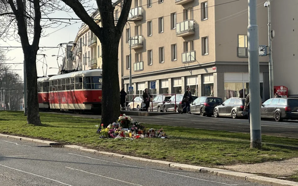 U místa nehody bylo několik dní pietní místo.