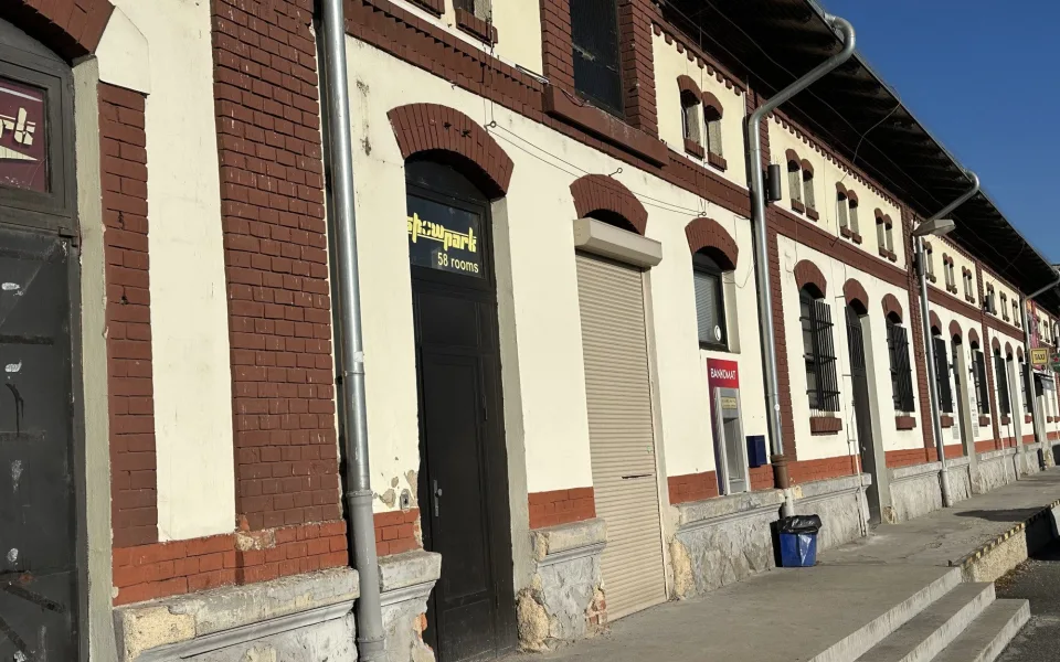 Nevěstinec už se přestěhoval.