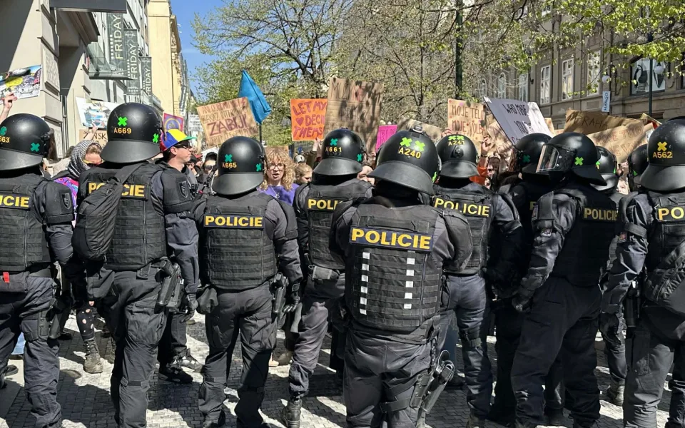 FOTO: Praha se rozdělila na dva tábory. Protestovalo se za práva žen i proti potratům