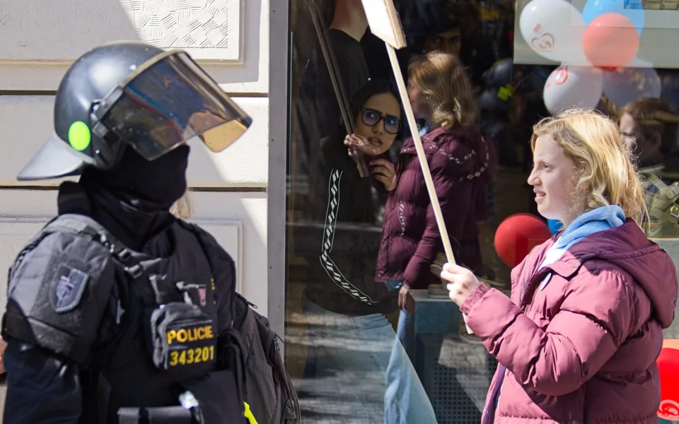 FOTO: Pískot i zásah policie. Pochod pro život v Praze opět rozvířil emoce