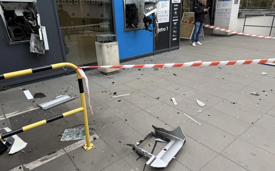 Policisté dopadli zloděje, kteří vybílili bankomaty a prchli na elektrokoloběžkách