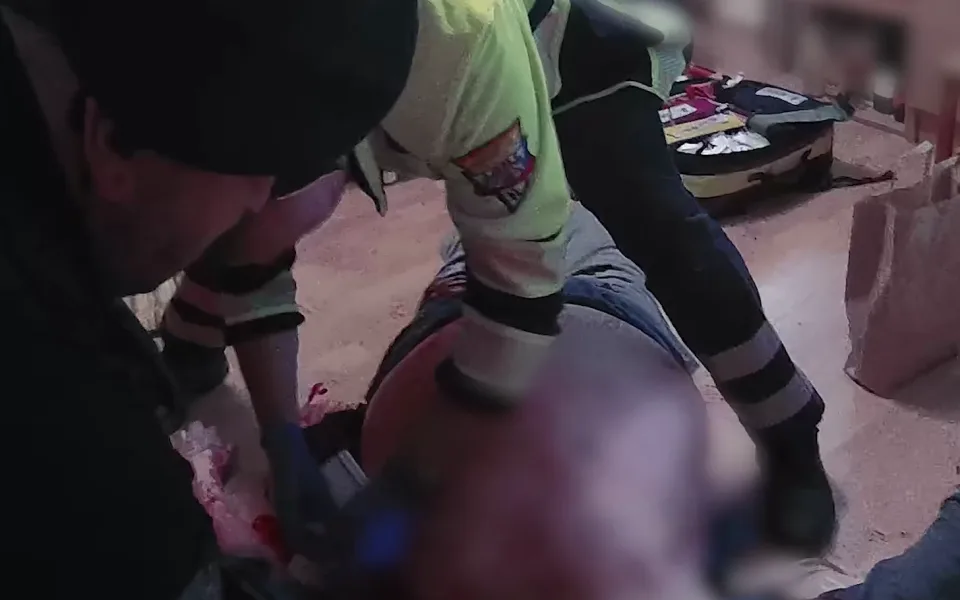 Muž měl zabodnutí střep v těle.