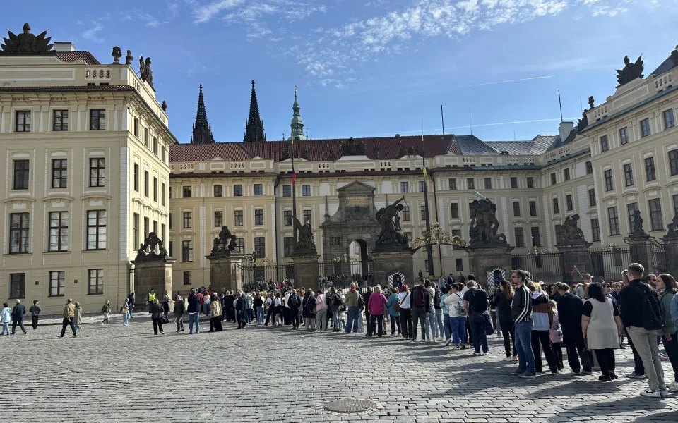 Hrad si přišly zdarma prohlédnout tisíce lidí, zklamal je ale chybějící prezident