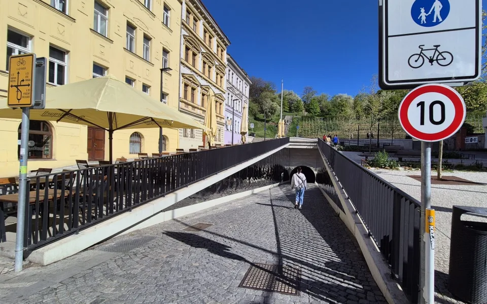 V Žižkovském tunelu platí rychlost 10 km v hodině.