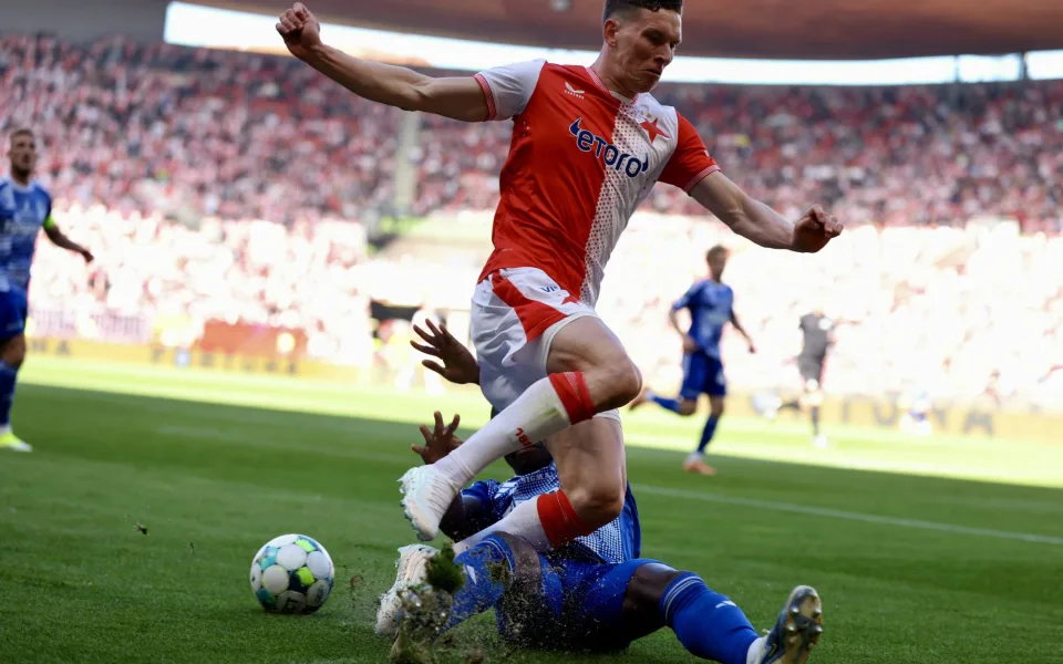 Slavia po obratu zdolala 2:1 Olomouc a do nadstavby jde s osmibodovým